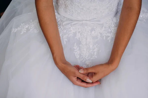 A bride is holding the beautiful jewelry (earrings, pendant) in the hand — Stock Photo, Image