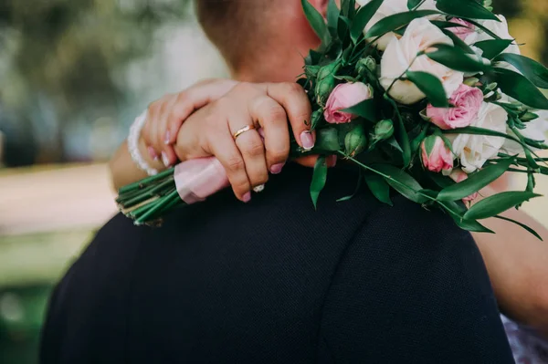 Immagine di uomo e donna con fede nuziale — Foto Stock