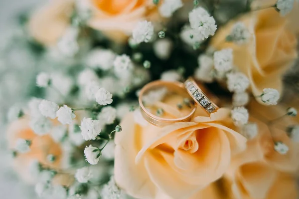 Ramo de rosas amarillas y anillos de boda —  Fotos de Stock