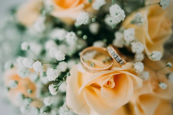 Bouquet di rose gialle e fedi nuziali — Foto Stock