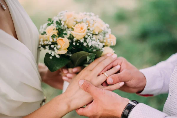 Imagen del hombre poniendo anillo de boda en la mano de la mujer — Foto de Stock