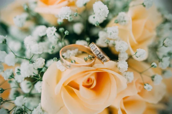 Ramo de rosas amarillas y anillos de boda — Foto de Stock