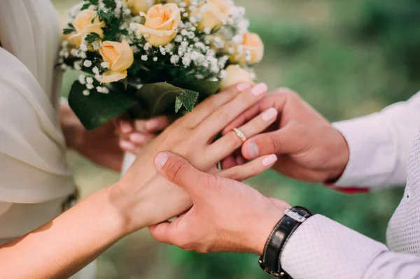 Imagem do homem colocando anel de casamento na mão da mulher — Fotografia de Stock