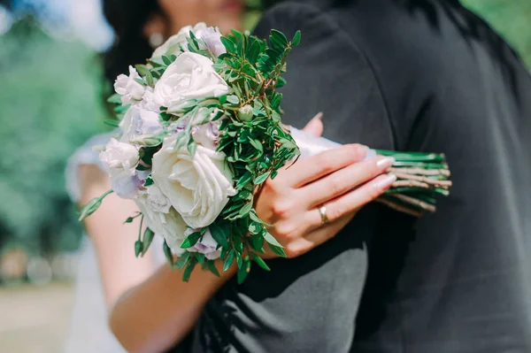 Casa comigo hoje e todos os dias, mãos de um casamento casal caucasiano — Fotografia de Stock