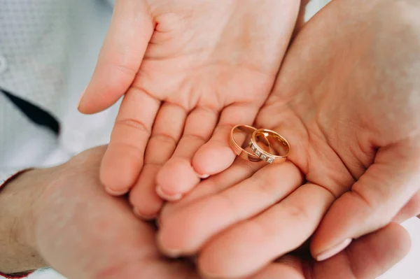 Foto de hombre y mujer con anillo de boda — Foto de Stock