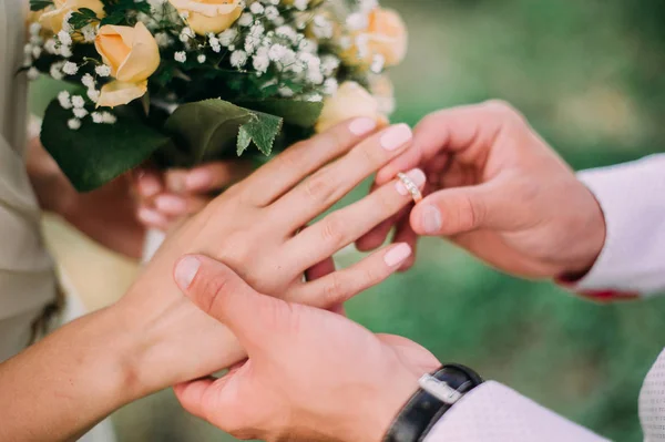 남자 여자 손에 결혼 반지를 퍼 팅의 그림 — 스톡 사진
