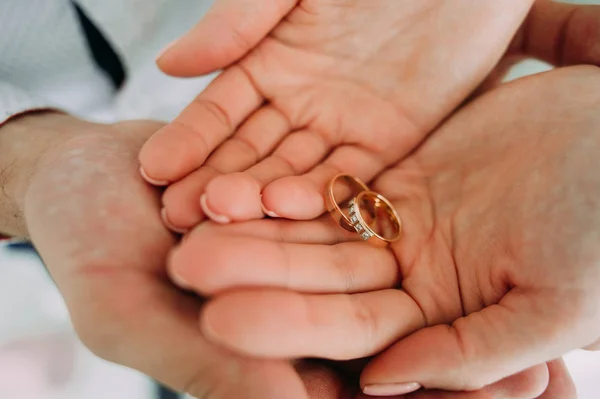 男性と女性の結婚指輪の写真 — ストック写真