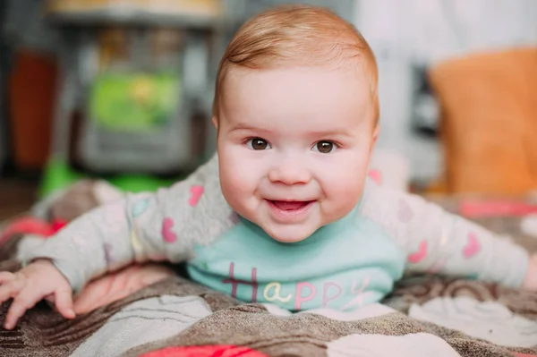 地毯上的小可爱婴儿学步车关闭了微笑可爱情感玩的开心在家 — 图库照片