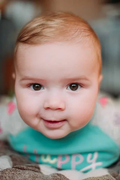 Pouco bonito bebê criança no tapete close up sorrindo adorável feliz emocional jogando em casa — Fotografia de Stock
