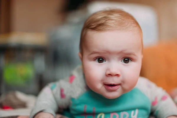Pequeño bebé lindo niño en la alfombra de cerca sonriendo adorable feliz emocional jugando en casa —  Fotos de Stock