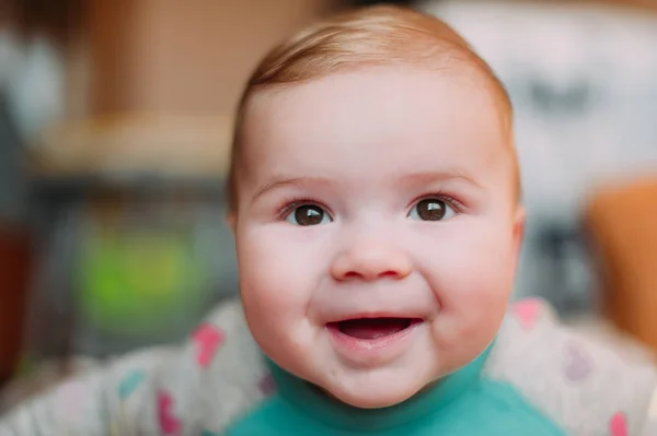 Little cute baby malucha na dywanie z bliska uśmiechający się urocza szczęśliwy emocjonalne grając w domu — Zdjęcie stockowe
