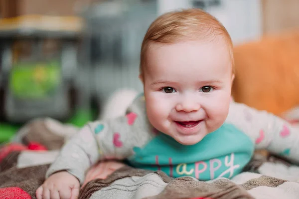 카펫에 약간 귀여운 아기 유아 사랑 스러운 행복 한 감정 집에서 놀고 웃 고 가까이 — 스톡 사진