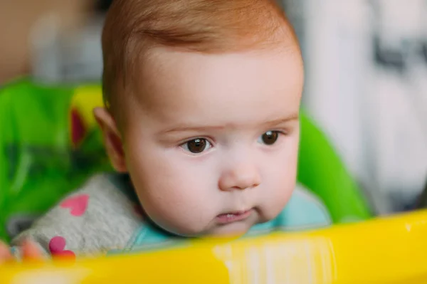 Küçük şirin bebek toddler halı üzerinde kapatmak çok güzel mutlu duygusal evde oynarken gülümseyerek — Stok fotoğraf