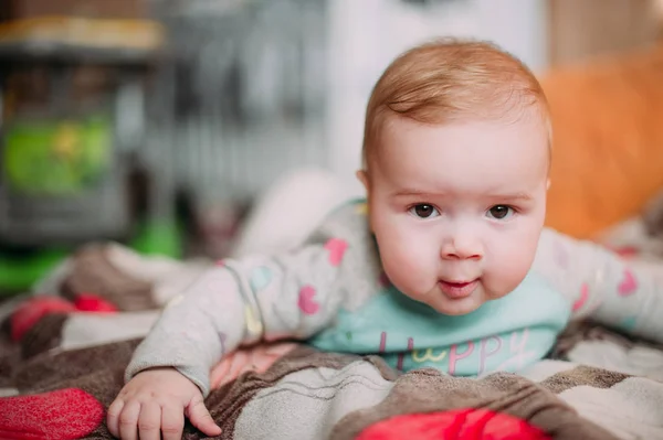 Pequeño bebé lindo niño en la alfombra de cerca sonriendo adorable feliz emocional jugando en casa — Foto de Stock