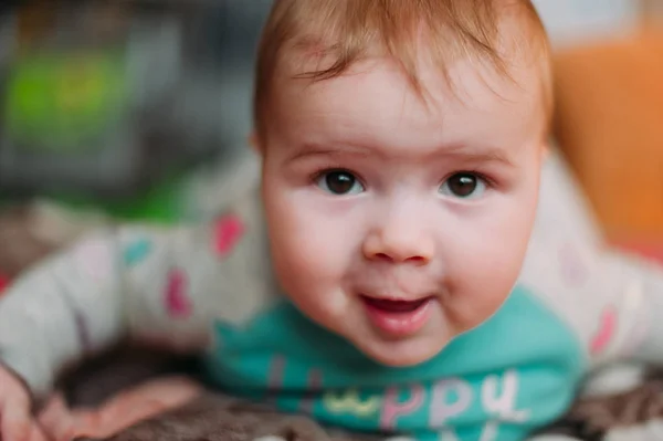 Маленький милый малыш на ковре близко улыбаясь очаровательный счастливый эмоциональный играть дома — стоковое фото