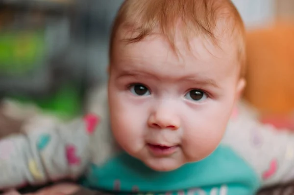 Pequeño bebé lindo niño en la alfombra de cerca sonriendo adorable feliz emocional jugando en casa — Foto de Stock