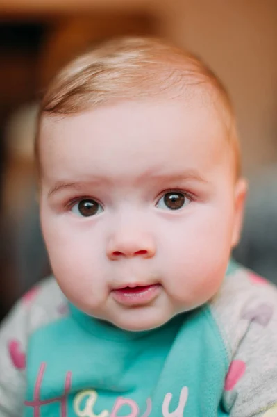 Pouco bonito bebê criança no tapete close up sorrindo adorável feliz emocional jogando em casa — Fotografia de Stock