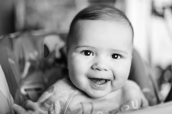 Niño en casa. primer plano retrato .black y blanco — Foto de Stock