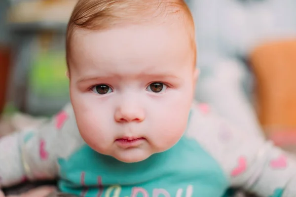 Kleine schattige baby peuter op tapijt close-up glimlachend schattig gelukkig emotionele spelen thuis — Stockfoto