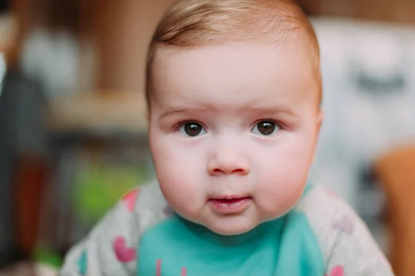 Kleine schattige baby peuter op tapijt close-up glimlachend schattig gelukkig emotionele spelen thuis — Stockfoto