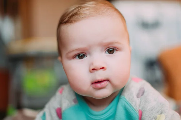 Kleine schattige baby peuter op tapijt close-up glimlachend schattig gelukkig emotionele spelen thuis — Stockfoto