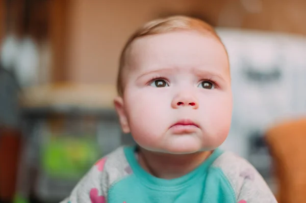 Pouco bonito bebê criança no tapete close up sorrindo adorável feliz emocional jogando em casa — Fotografia de Stock