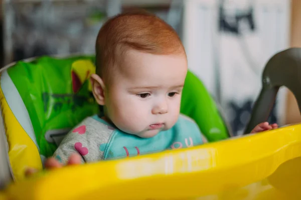 Küçük şirin bebek toddler halı üzerinde kapatmak çok güzel mutlu duygusal evde oynarken gülümseyerek — Stok fotoğraf