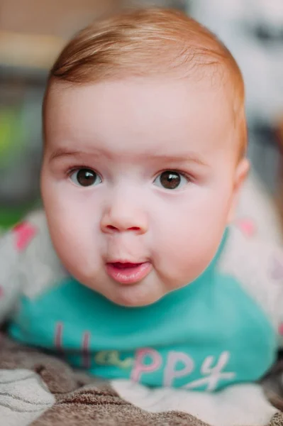 Piccolo bambino carino bambino sul tappeto da vicino sorridente adorabile felice gioco emotivo a casa — Foto Stock