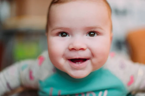 Piccolo bambino carino bambino sul tappeto da vicino sorridente adorabile felice gioco emotivo a casa — Foto Stock