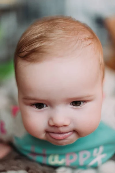 Pouco bonito bebê criança no tapete close up sorrindo adorável feliz emocional jogando em casa — Fotografia de Stock