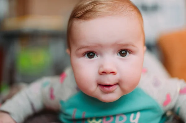 Kleine schattige baby peuter op tapijt close-up glimlachend schattig gelukkig emotionele spelen thuis — Stockfoto