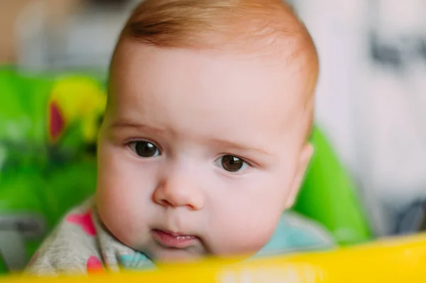 Маленький милий малюк на килимі крупним планом усміхається чарівна щаслива емоційна гра вдома — стокове фото