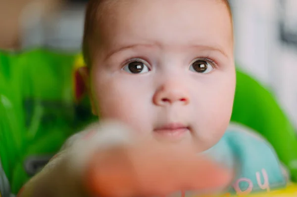 Little cute baby malucha na dywanie z bliska uśmiechający się urocza szczęśliwy emocjonalne grając w domu — Zdjęcie stockowe