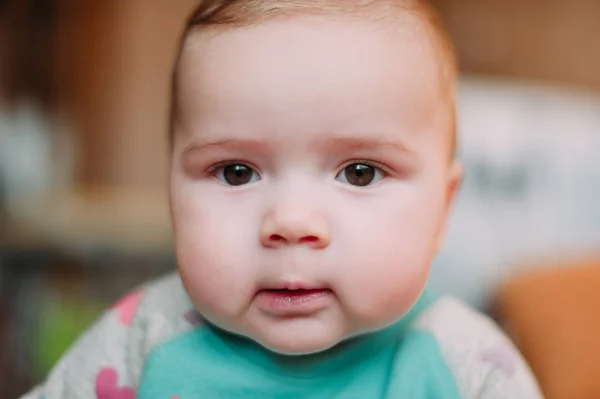 Little cute baby malucha na dywanie z bliska uśmiechający się urocza szczęśliwy emocjonalne grając w domu — Zdjęcie stockowe