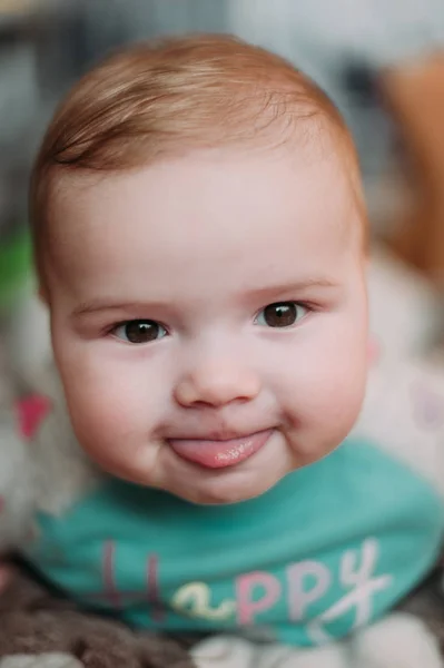 카펫에 약간 귀여운 아기 유아 사랑 스러운 행복 한 감정 집에서 놀고 웃 고 가까이 — 스톡 사진