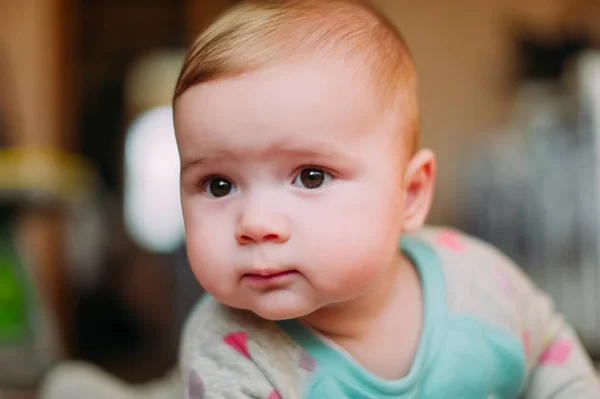 Маленький милий малюк на килимі крупним планом усміхається чарівна щаслива емоційна гра вдома — стокове фото