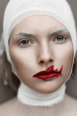 Kanlı parmak ve köpekbalığı dudakları ile kız. Halloween korku kavramı. Görüntü. Tahıl doku ekledi