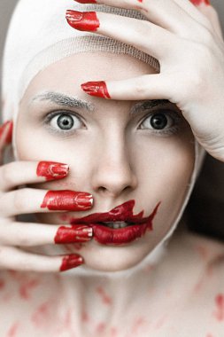 Kanlı parmak ve köpekbalığı dudakları ile kız. Halloween korku kavramı. Görüntü. Tahıl doku ekledi