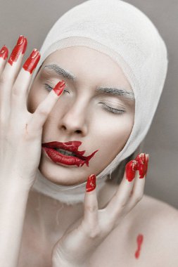 Kanlı parmak ve köpekbalığı dudakları ile kız. Halloween korku kavramı. Görüntü. Tahıl doku ekledi