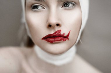 Kanlı parmak ve köpekbalığı dudakları ile kız. Halloween korku kavramı. Görüntü. Tahıl doku ekledi