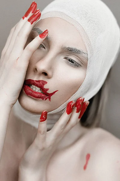 Kanlı parmak ve köpekbalığı dudakları ile kız. Halloween korku kavramı. Görüntü. Tahıl doku ekledi