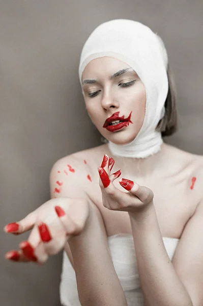 Девушка с окровавленными пальцами и губами акулы. Концепция ужасов Хэллоуина. Шумное изображение. Добавлена текстура зерна — стоковое фото