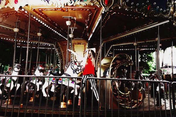 Feliz loira europeia sorridente menina no parque de diversões. Imagem barulhenta. Textura de grão é adicionada . — Fotografia de Stock