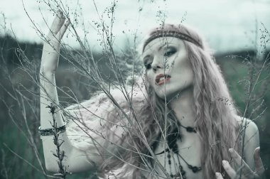 Hippi blone kız neşeli, huzurlu ve ücretsiz. Yaz saati