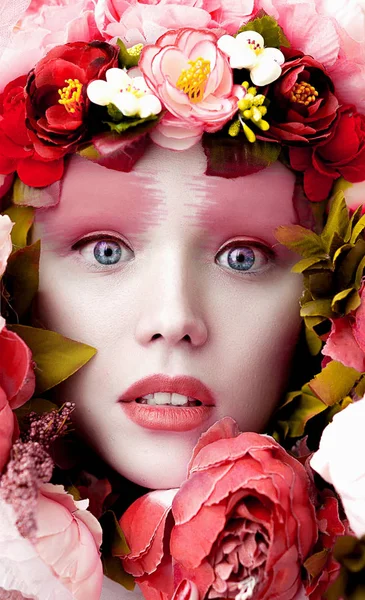 Modèle visage en fleurs — Photo