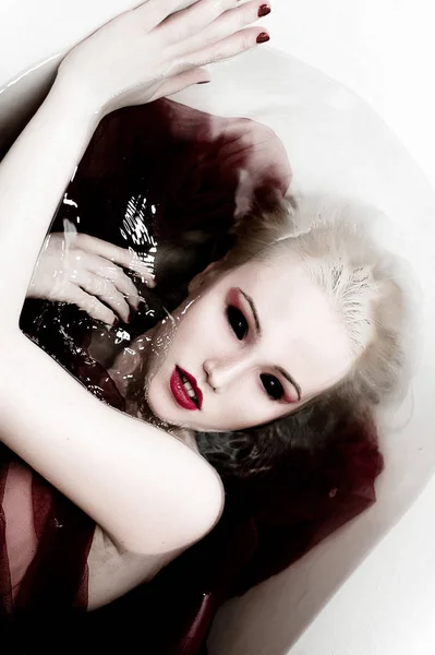 Хэллоуинская сцена бессмертной вампирши в кровавом в s — стоковое фото