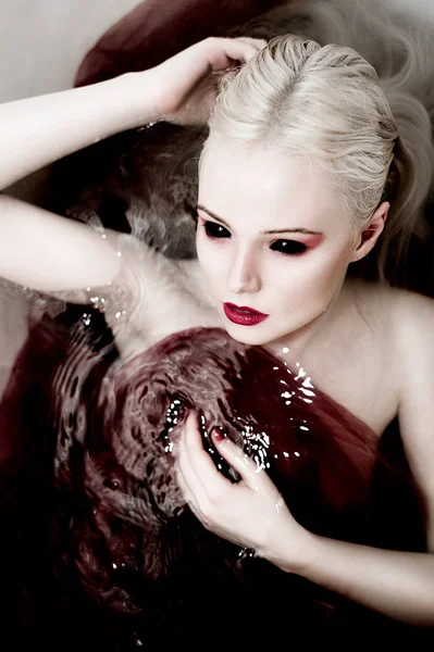 Scena di Halloween di un vampiro donna immortale in un sanguinante in un s — Foto Stock
