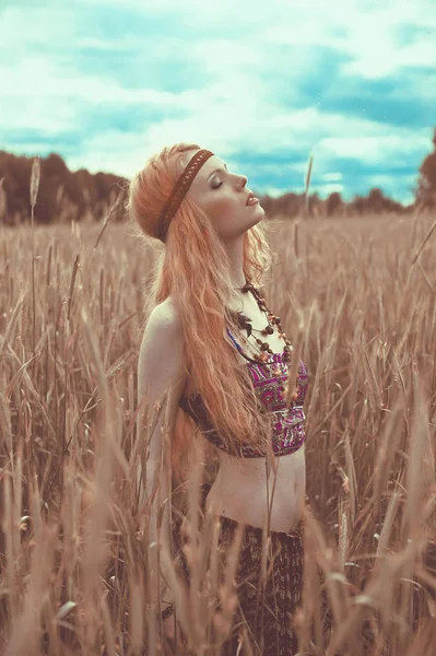 Hippie blone κοπέλα χαρούμενη, ειρηνική και δωρεάν. Θερινή ώρα — Φωτογραφία Αρχείου
