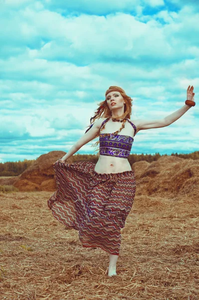 Hippie blone menina alegre, pacífica e livre. Hora de verão — Fotografia de Stock