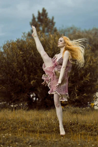 Молода красива блондинка танцює балет на відкритому повітрі — стокове фото